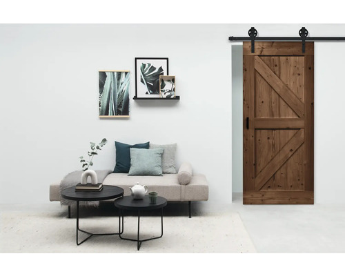 Wohnraum mit Schiebetür aus Holz, Couchtisch und Dekoration