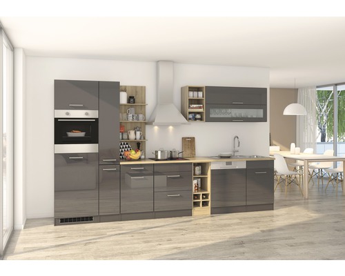 Cuisine moderne avec armoires grises, évier, cuisinière et hotte aspirante