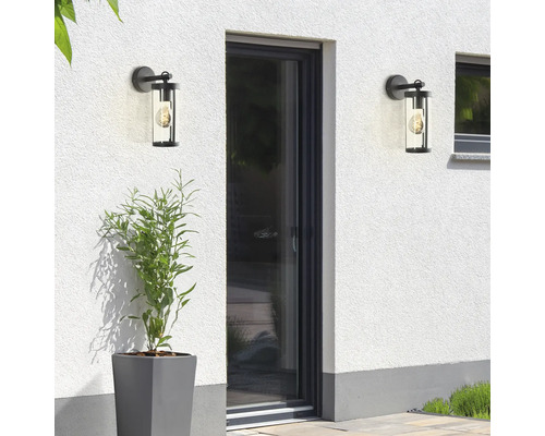 Zwei Aussenwandleuchten mit klarem Glas an einer Fassade