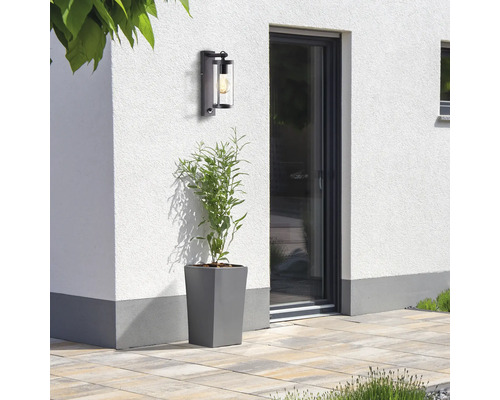 Wandleuchte aussen am Haus neben einer Pflanze