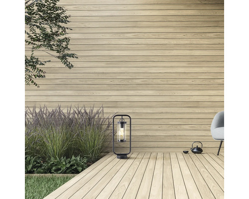 Terrasse mit Holzpaneelen, dekorativer Lampe und Bepflanzung für einen hellen, organisierten Aussenbereich.