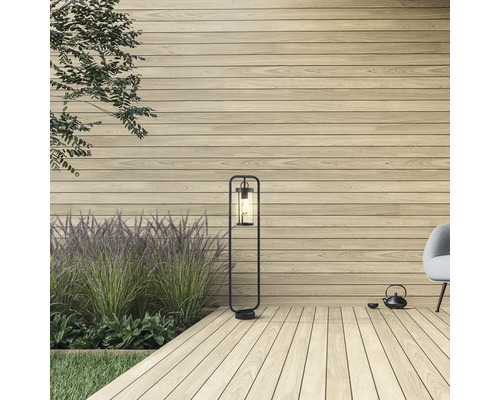 Dekorative Gartenszene mit Holzterrasse, Beleuchtung und bepflanzter Rasenfläche.