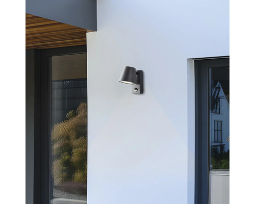 Applique murale extérieure avec détecteur de mouvement sur une façade