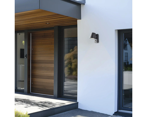 Façade de maison moderne avec porte d''entrée, fenêtres et applique murale