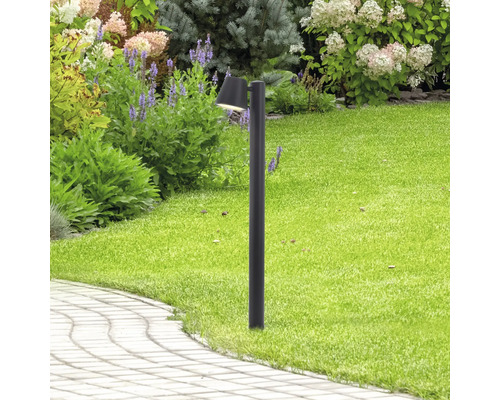 Gartenszene mit Wegeleuchte