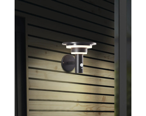 Wandleuchte mit Bewegungsmelder an einer Holzwand