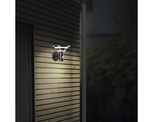 Beleuchtete Aussenwand mit Bewegungsmelder an einer Holzwand