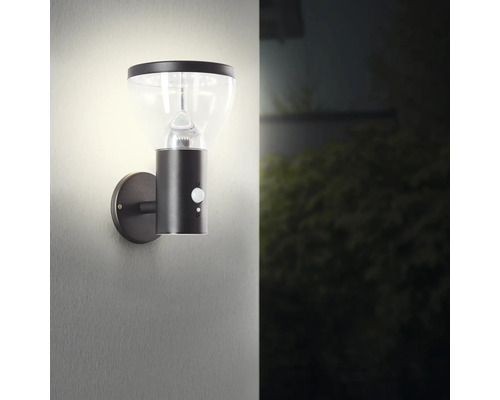 Beleuchtete Wandleuchte mit Bewegungssensor zur Aussenmontage.