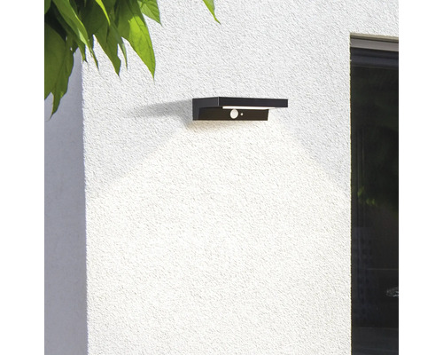 Schwarze Wandleuchte mit Bewegungsmelder an einer weißen Wand