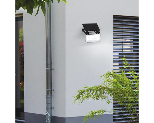 Mur extérieur avec éclairage LED installé