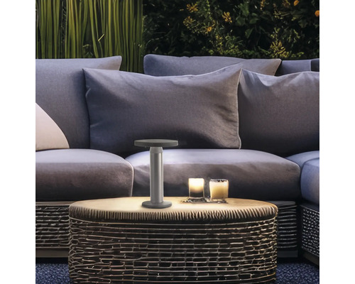 Tischleuchte auf einem Gartentisch neben einer Couch