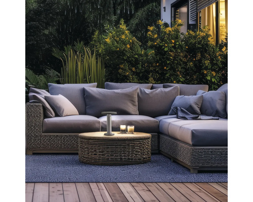 Gartenszene mit Lounge-Ecke, Tisch und Akku-Tischleuchte