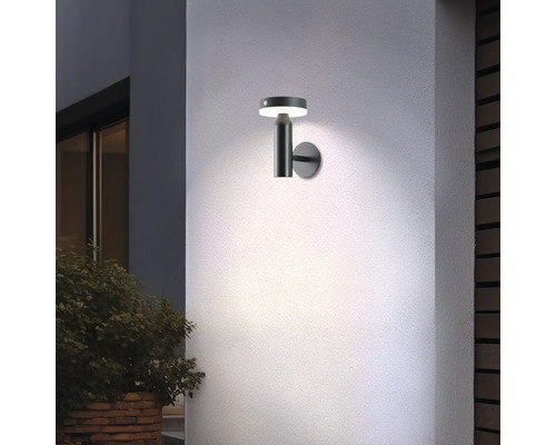 Moderne Wandleuchte für den Außenbereich an einer weißen Wand.