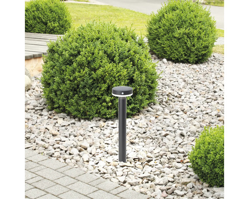 Jardin avec parterre, gravier et borne d''éclairage