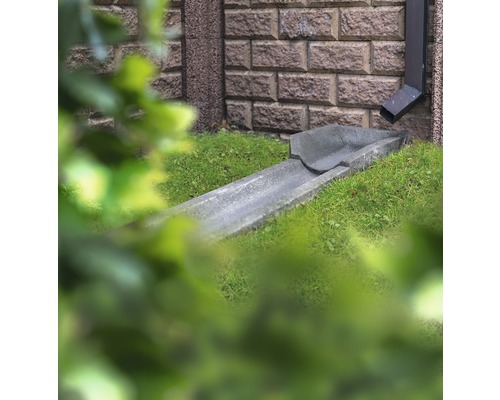 Betonrinne zur Entwässerung im Garten mit Regenrohr