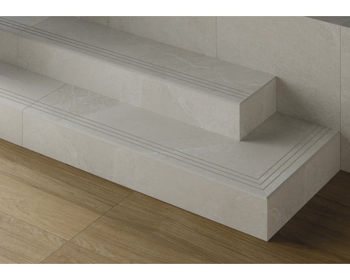Vue détaillée d''un escalier avec marches carrelées et rainures antidérapantes.