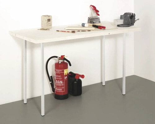 Werkbank mit Werkzeugen, Schraubstock und Feuerlöscher