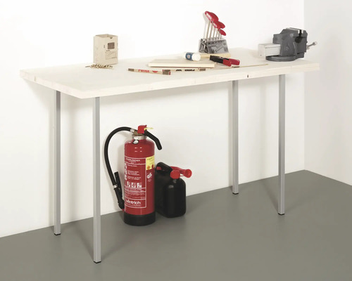 Werkbank mit Werkzeugen, Schraubstock und Feuerlöscher