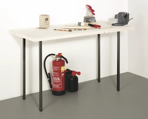 Établi avec étau, vis, outils et extincteur