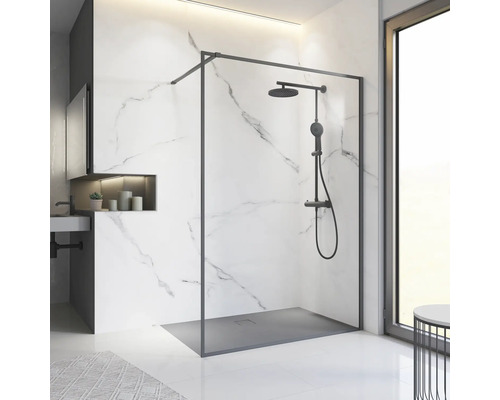 Salle de bains lumineuse avec douche à l''italienne, robinetterie de douche et mur en marbre