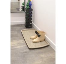 Szene mit Schuhablage mit Muster und Gummistiefeln mit Schleife, sowie einem schwarzen Regenschirmständer