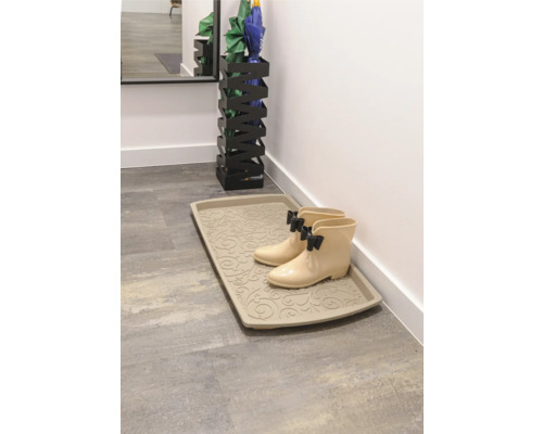 Szene mit Schuhablage mit Muster und Gummistiefeln mit Schleife, sowie einem schwarzen Regenschirmständer