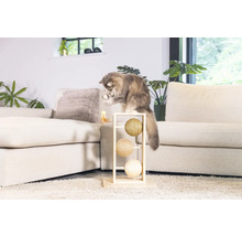 Chat jouant avec un arbre à chat à trois balles dans le salon.