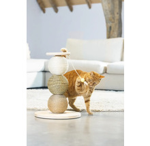 Chat jouant avec un arbre à chat à trois boules