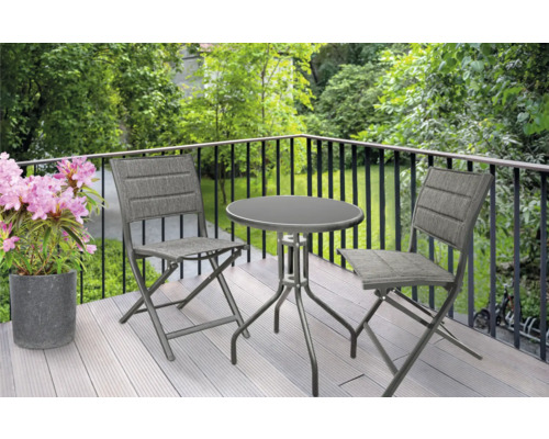 Balcon avec table de jardin, deux chaises et pot de fleurs