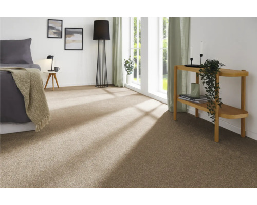 Wohnraum mit Teppichboden, Bett und Beistelltisch