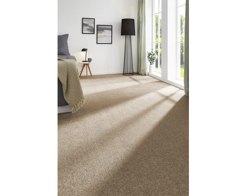 Schlafzimmer mit Teppichboden, Bett, Stehlampe und Fenster.