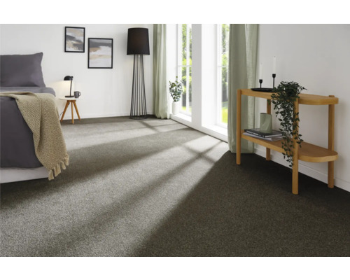 Schlafzimmer mit Teppichboden, Bett und Beistelltisch