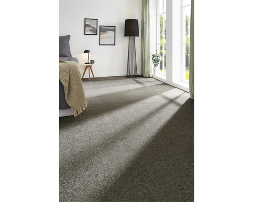 Grauer Teppichboden in einem hellen Schlafzimmer.