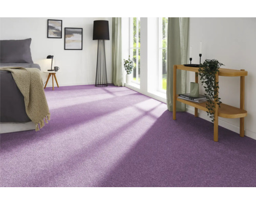 Helles Zimmer mit Bett, Lampe und Holzregal auf lila Teppichboden