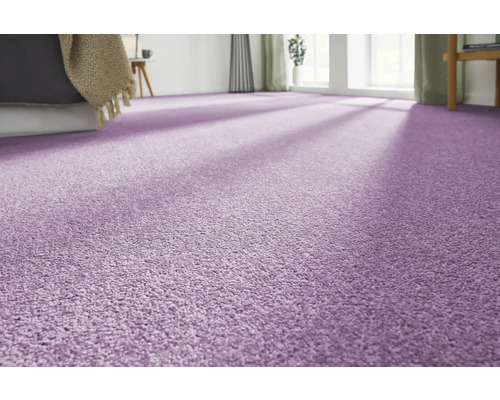 Nahaufnahme eines lila Teppichbodens in einem Schlafzimmer.