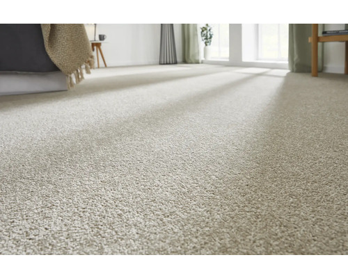 Ein Schlafzimmer mit Teppichboden ausgelegt