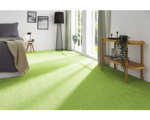 Modernes Schlafzimmer mit grünem Teppichboden, Bett, Lampe und Dekoration