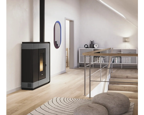 Wohnraum mit Pelletofen, Treppe und Dekoration