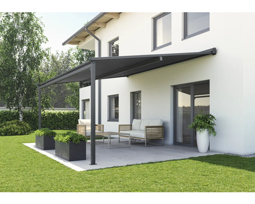 Terrasse mit Markise, Gartenmöbeln und Pflanzenkübeln vor einem Haus