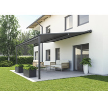 Terrasse mit Markise, Sitzgruppe und Pflanzenkübeln