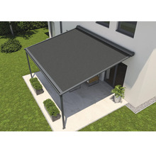 Terrassenüberdachung mit Sonnenschutz an einem Haus.