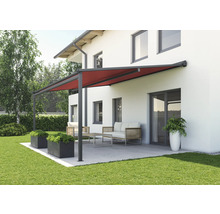 Terrasse mit Markise, Gartenmöbeln und Bepflanzung