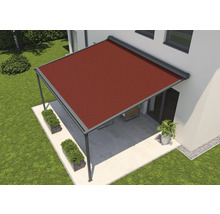 Terrassenüberdachung mit textilem Sonnenschutz im Garten