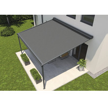 Terrassenüberdachung mit ausfahrbarem Sonnenschutz an einem Wohnhaus