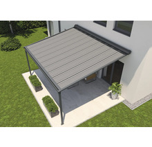 Terrassenüberdachung mit Streifenmuster und Gartenmöbeln im Aussenbereich