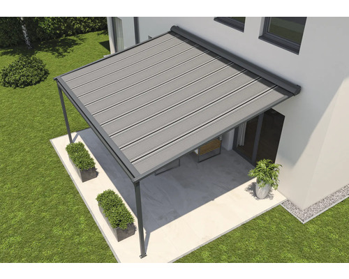 Terrassenüberdachung mit Streifenmuster und Gartenmöbeln im Aussenbereich