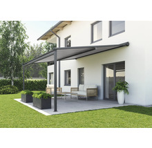 Terrasse mit Terrassenüberdachung, Gartenmöbeln und Pflanzen