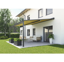 Terrasse mit Pergola, Gartenmöbeln und Pflanzkästen vor einem Haus