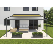 Terrassenszene mit Pergola, Gartenmöbeln und Pflanzenkübeln