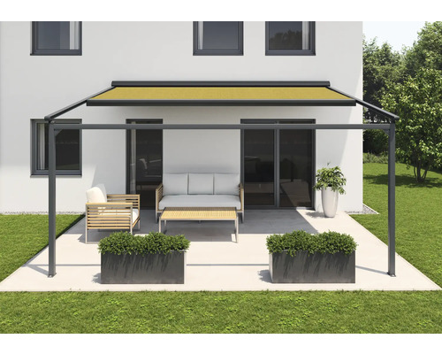 Terrassenszene mit Pergola, Gartenmöbeln und Pflanzenkübeln